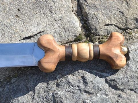 EPEE CELTIQUE, LA TÈNE, UNE RÉPLIQUE DE L'ÉPÉE DE L'AGE DU FER