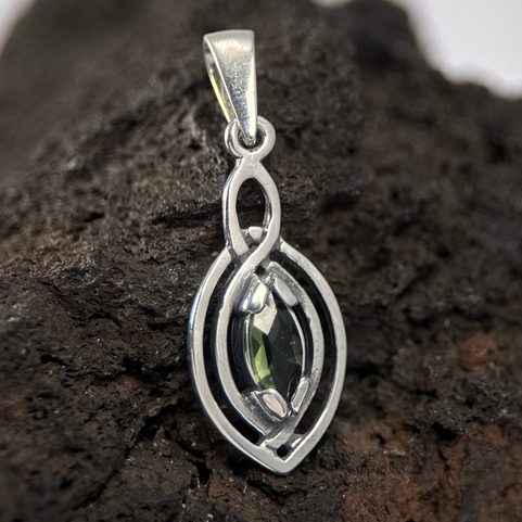 MAIA, PENDENTIF, FACETTES MOLDAVITE, ARGENT