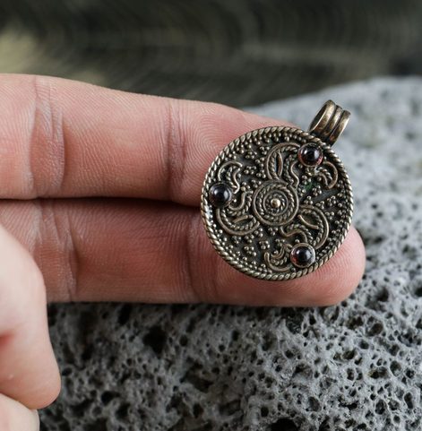 ANGLO-SAXON PENDANT, EAGLE HEADS, ENGLAND, BRONZE