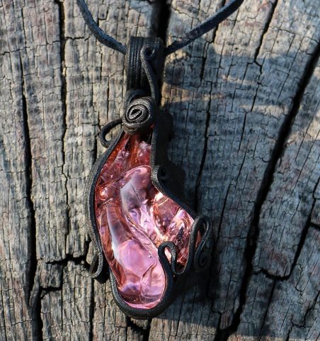 ROSÉ, COLLIER DE VERRE ROSE