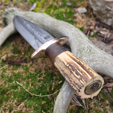 GESCHMIEDETES FRONTIER-MESSER REBEL STEEL MIT SCHEIDE