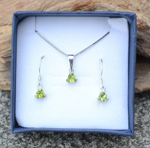 TRIANGULAR - PERIDOT, STERLING SILVER JEWELLERY SET