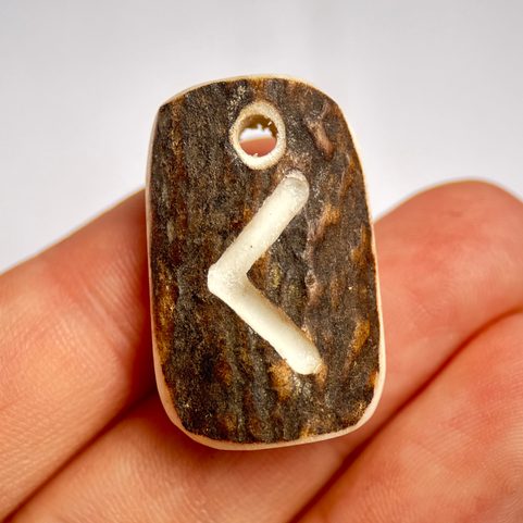 KAUNAN, PENDENTIF RUNE EN BOIS DE CERF