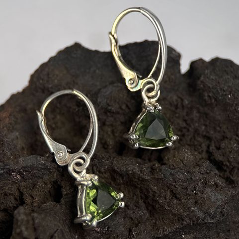 TRIANGULAR SILVER EARRINGS WITH MOLDAVITE, AG 925