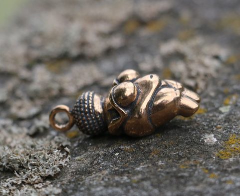 VÉNUS DE WILLENDORF, PENDENTIF, BRONZE