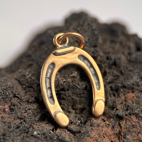 PENDENTIF EN FER À CHEVAL, BRONZE