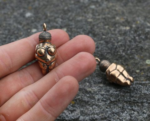 VÉNUS DE WILLENDORF, PENDENTIF, BRONZE