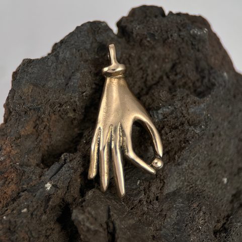 MAIN AVEC BOULE, AMULETTE ROMAINE, LIMES ROMANUS, BRONZE