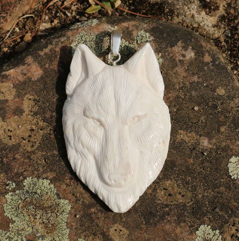 LOUP, PENDENTIF EN OS SCULPTÉ