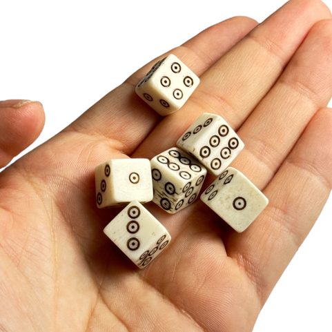 DÉS ET LES DÉS EN CUIR TASSE