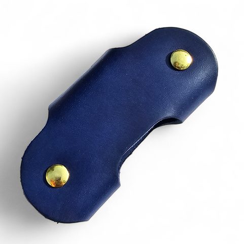 SCHLÜSSELANHÄNGER AUS LEDER MIT SCHRAUBEN, BLAU