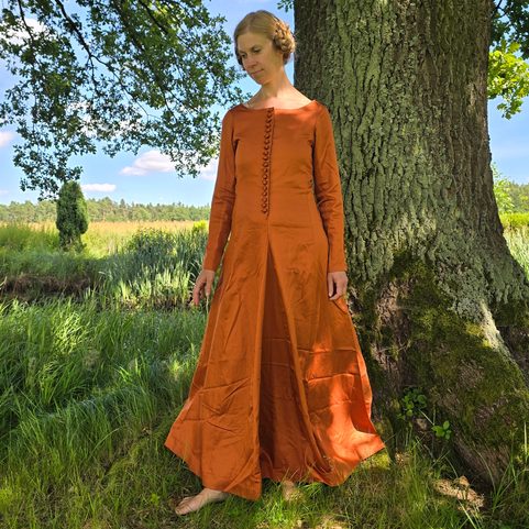 LESSER NOBLEWOMAN / WEALTHIER TOWNSWOMAN - SET OF MEDIEVAL CLOTHING, 2ND HALF OF THE 14TH CENTURY