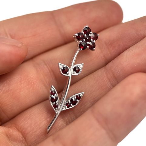 FLOWER, BROOCH WITH NATURAL GARNETS AG 925/1000