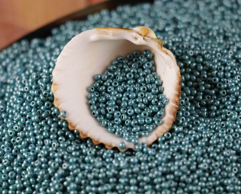 CZECH ROCAILLE SEED BEADS, OPAQUE GREEN METALLIC, 10/0