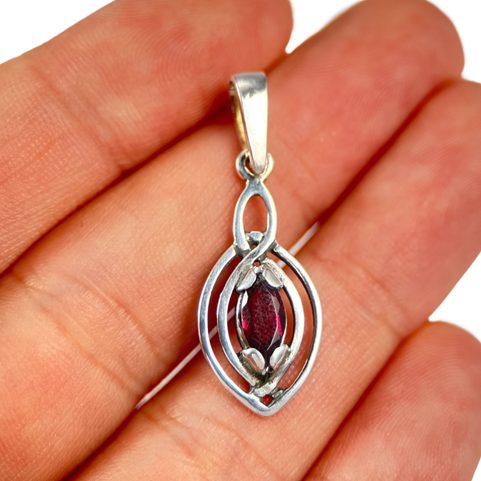 MAIA, PENDANT, FACETED GARNET, SILVER