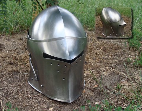 CASQUE À VISIÈRE GOTHIQUE