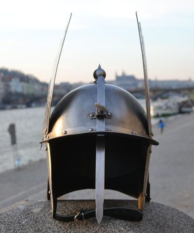 POLNISCHER HUSAR, GEFLÜGELTER HELM, TANNENZAPFEN