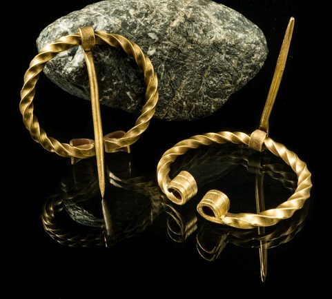 PENANNULAR BROOCH - BRASS