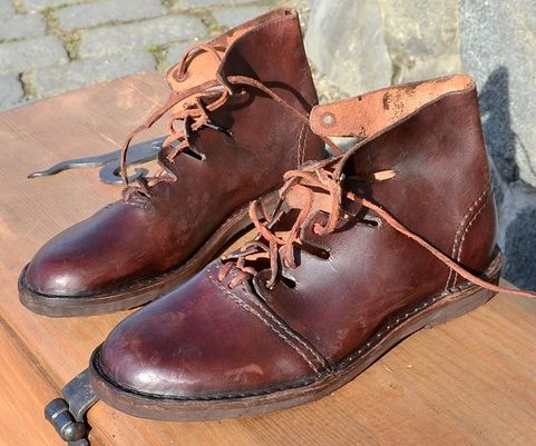 CHAUSSURES EN CUIR DES TEMPS ANCIENS