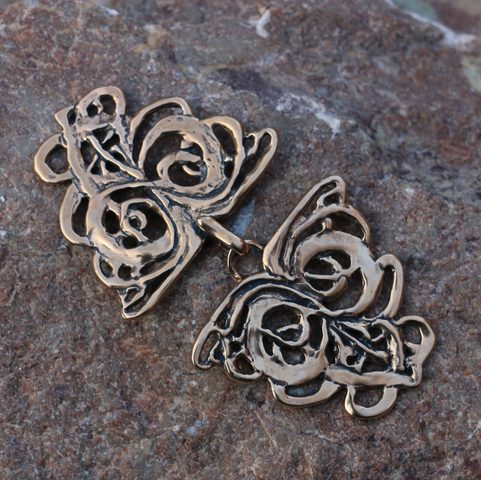 ART NOUVEAU, BROCHE MANTEAU EN BRONZE