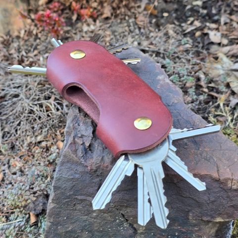 MUSHROOM - LEATHER KEY HOLDER FOR MUSHROOM PICKERS WITH SCREWS, COGNAC