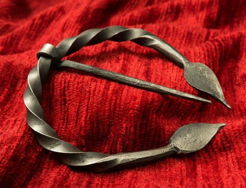 PENANNULAR BROOCH - LEAVES