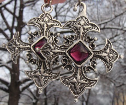 CROSS CLOAK BROOCH WITH CHAIN