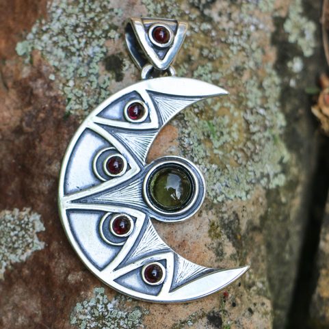 LUNA PENDANT, MOLDAVITE AND GARNET, SILVER 925 11G