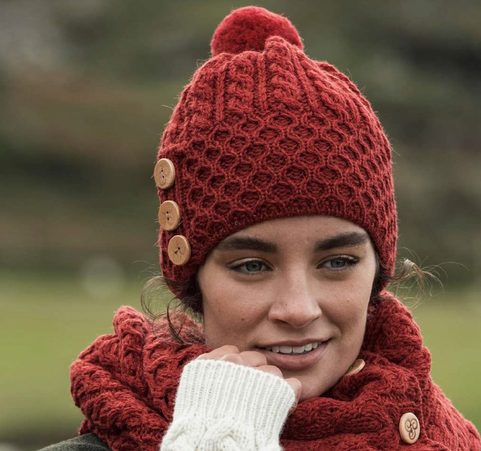 CHAPEAU AVEC POM POM, LAINE MÉRINOS, ROUGE