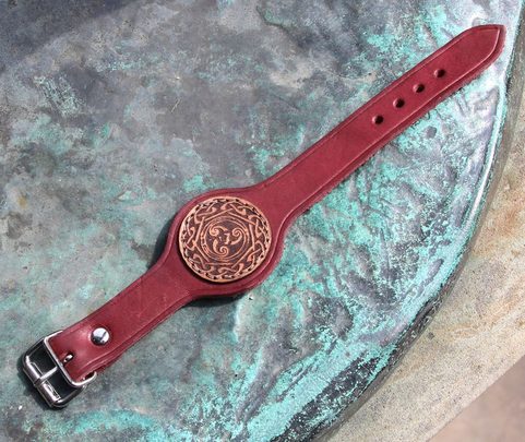 TRISKELE, LEDERARMBAND