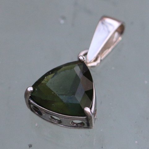 MOLDAVITE - TRIANGULAIRE DE LUXE, PENDENTIF EN ARGENT