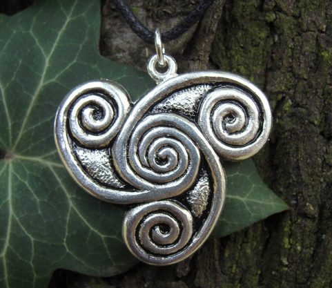 NEWGRANGE TRISKELLION, SILVERED NECKLACE