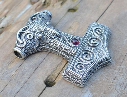 MARTEAU DE THOR - PENDENTIF, ÉTAIN ARGENTÉ, GRENAT