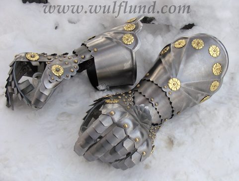 NOBLEMAN GAUNTLETS DECORATED WITH BRASS