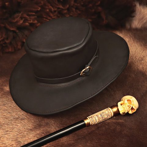 CHAPEAU EN CUIR, NOIR