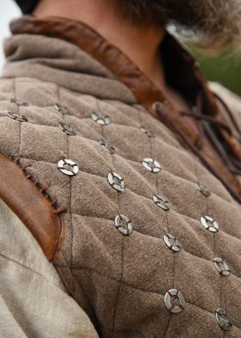 GAMBESON SANS MANCHES AVEC DÉTAILS FAITS MAIN, MARRON