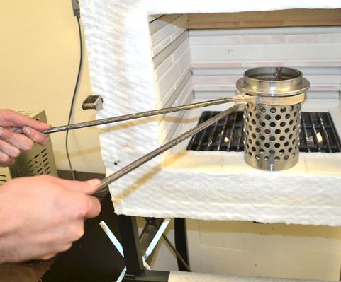 FORGED STEEL TONGS FOR PERFORATED FLASK