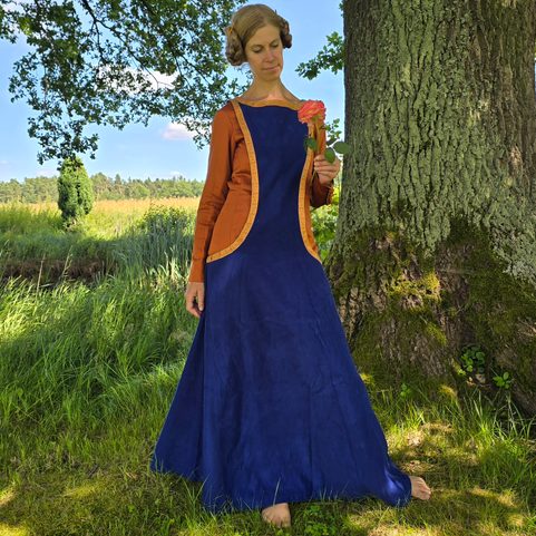 LESSER NOBLEWOMAN / WEALTHIER TOWNSWOMAN - SET OF MEDIEVAL CLOTHING, 2ND HALF OF THE 14TH CENTURY