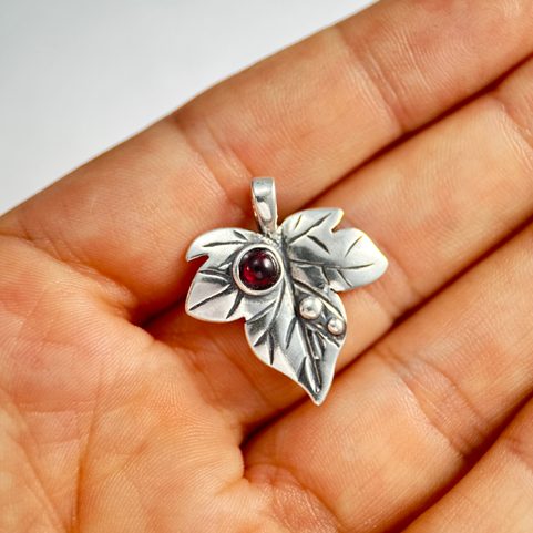 BLATT - IVY, ANHÄNGER SILBER 925 GRANAT