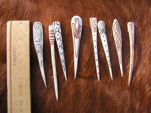 DECORATIVE NEEDLE FOR A COSTUME
