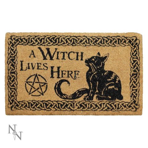 A WITCH LIVES HERE DOORMAT 45X75CM