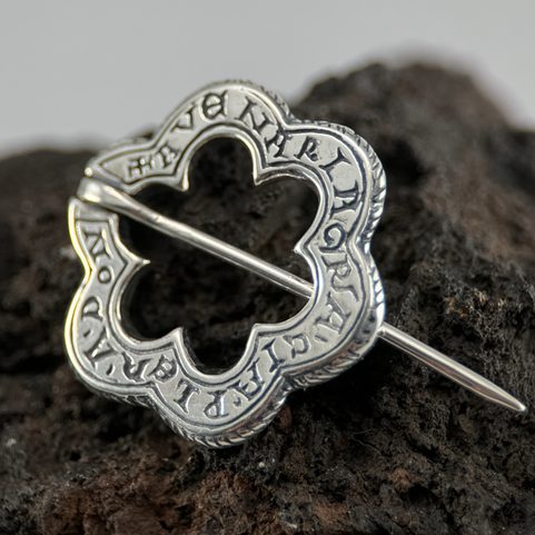 BROCHE MÉDIÉVALE, ANNÉE 1300, FRANCE OU ANGLETERRE, ARGENT 925/1000