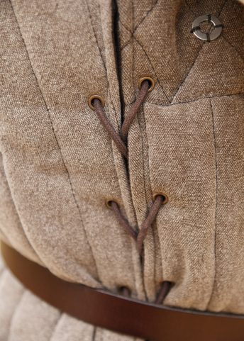 GAMBESON SANS MANCHES AVEC DÉTAILS FAITS MAIN, MARRON