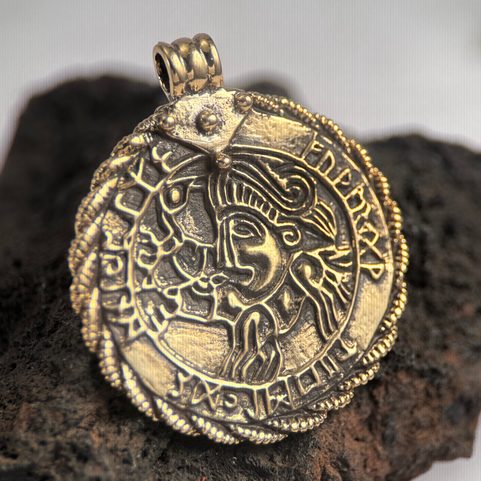 VADSTENA BRACTEATE, PENDENTIF EN BRONZE