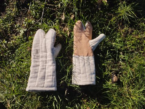 MAIN À TROIS GANTS - VERS LE XIIE SIÈCLE ET LA PREMIÈRE MOITIÉ DU XIVE SIÈCLE