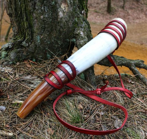 BLOWING HORN WITH LEATHER HOLDER DELUXE 38CM, RED