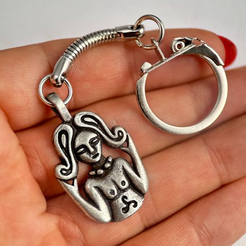 KELTISCHE GÖTTIN SCHLÜSSELANHÄNGER, ZINK ANTIK SILBER