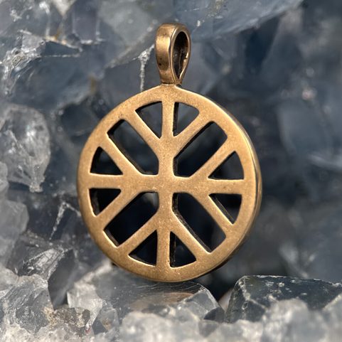 SONNENKREUZ UND HEILIGER BAUM, ANHÄNGER AUS BRONZE