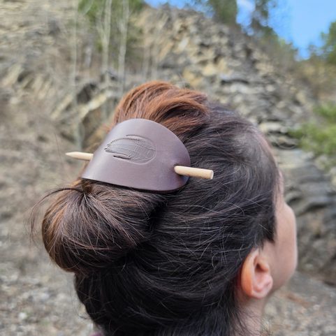 LEDER-HAARSPANGE, TRILOBIT, BRAUN