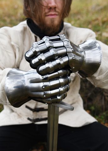 GANTELETS MÉDIÉVAUX TYPE SABLIER, 14E SIÈCLE, ACIER DE 1,6 MM D'ÉPAISSEUR